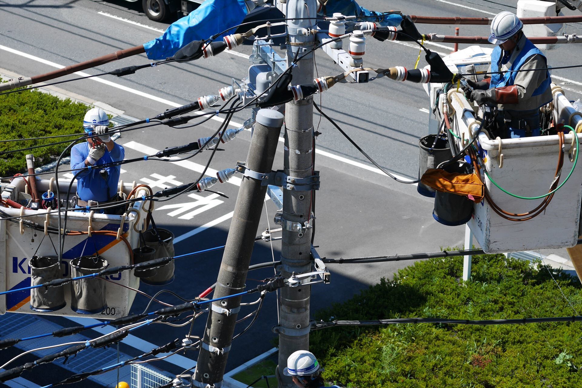 電線の確認をする作業員たち